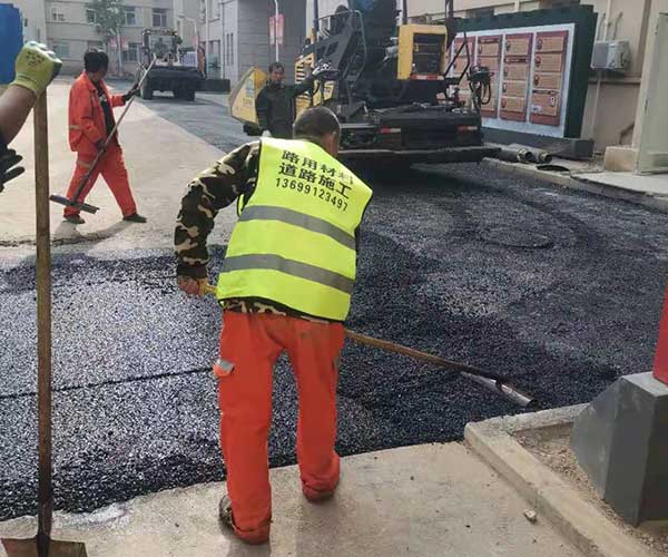 路面施工沥青混凝土摊铺 (1)